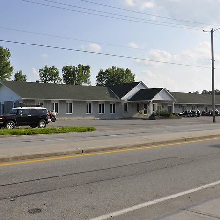 Motel Les Pignons Verts Buckingham Eksteriør billede