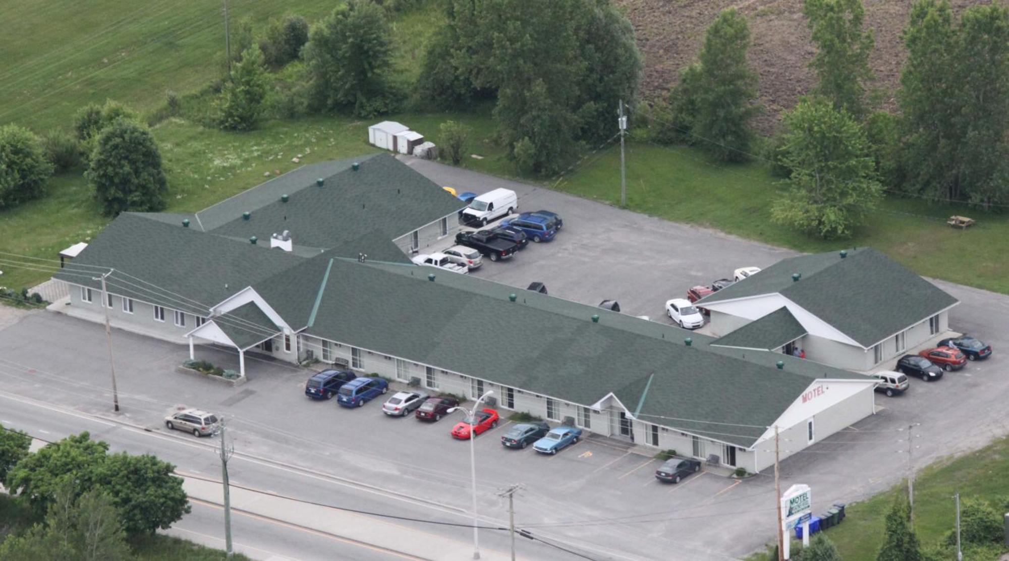 Motel Les Pignons Verts Buckingham Eksteriør billede